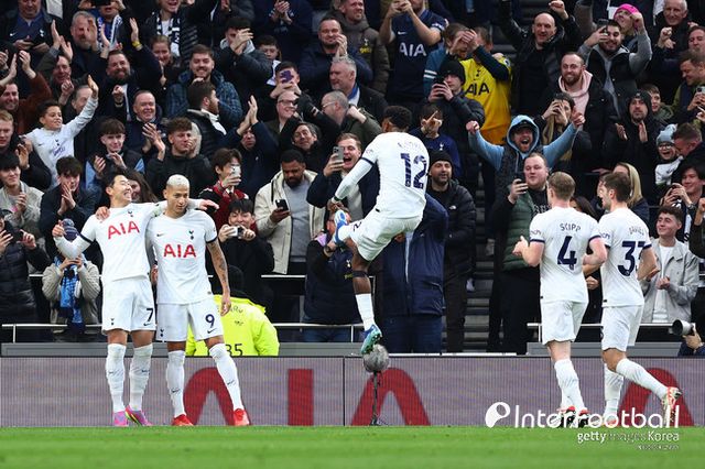 [사진= 게티 이미지]&nbsp;토트넘 훗스퍼는 24일 오전 0시(한국시간) 토트넘 훗스퍼 스타디움에서 열린 2023-24시즌 프리미어리그(PL) 18라운드에서 에버턴을 2-1로 제압했다. 손흥민이 전반 18분에 득점에 성공했다.