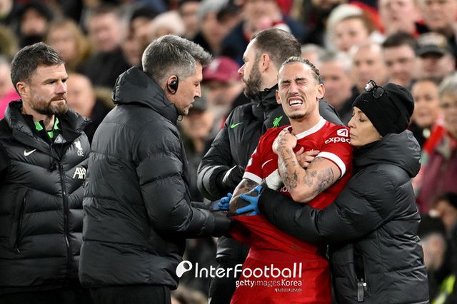 [사진= 게티이미지] 리버풀과 아스널은 24일 오전 2시 30분(한국시간) 영국 리버풀에 위치한 안필드에서 열린 2023-24시즌 프리미어리그(PL) 18라운드에서 1-1로 비겼다. 전반 4분에 아스널 가브리엘 마갈량이스가 선제골을 넣었고, 전반 29분에 리버풀 모하메드 살라가 동점골을 만들었다.