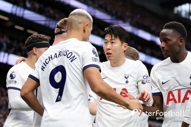 [사진= 게티 이미지]&nbsp;토트넘 훗스퍼는 24일 오전 0시(한국시간) 토트넘 훗스퍼 스타디움에서 열린 2023-24시즌 프리미어리그(PL) 18라운드에서 에버턴을 2-1로 제압했다. 손흥민이 전반 18분에 득점에 성공했다.