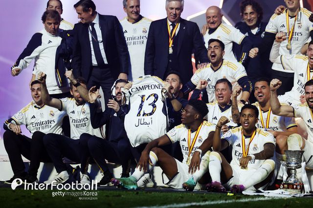 [사진= 게티 이미지] 레알은 14일 오전 4시(한국시간) 사우디아라비아 리야드에 위치한 킹 사우드 유니버시티 스타디움에서 열린 2024시즌 수페르코파 데 에스파냐(스페인 슈퍼컵) 결승에서 바르셀로나를 4-1로 대파했다.
