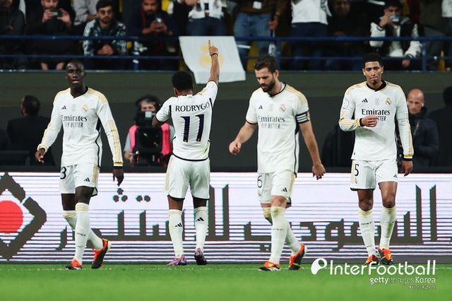 [사진= 게티 이미지] 레알은 14일 오전 4시(한국시간) 사우디아라비아 리야드에 위치한 킹 사우드 유니버시티 스타디움에서 열린 2024시즌 수페르코파 데 에스파냐(스페인 슈퍼컵) 결승에서 바르셀로나를 4-1로 대파했다.