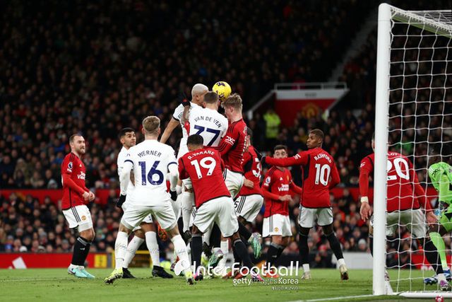 [사진=게티이미지] 히샬리송이 헤더골을 터트리며 원점을 만들었다. 맨유의 세트피스 수비는 불안하다&nbsp;