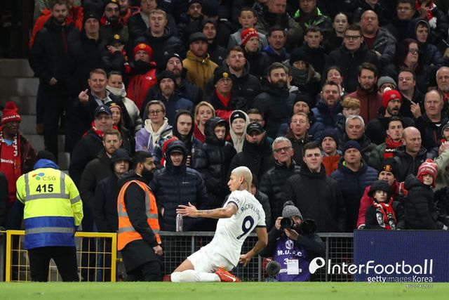 [사진=게티이미지] 히샬리송이 헤더골을 터트리며 원점을 만들었다. 맨유의 세트피스 수비는 불안하다&nbsp;