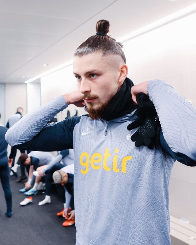 [사진=토트넘 훗스퍼] 라두 드라구신이 토트넘 훗스퍼 유니폼을 입었다.&nbsp;