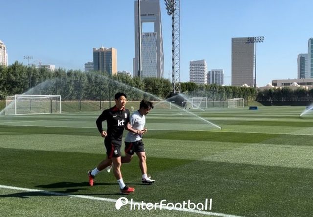 [사진=인터풋볼 신동훈 기자] 황희찬의 복귀가 임박했다. 황희찬의 복귀로 가장 기대되는 점은&nbsp;이강인의 장점을 더욱 극대화할 수 있다는 점이다.