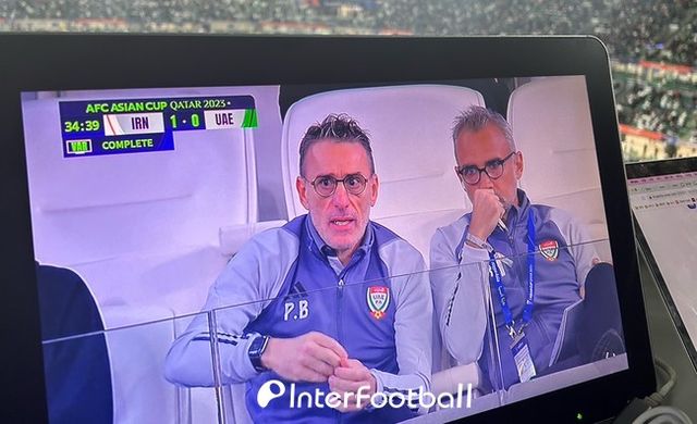 [사진=인터풋볼 신동훈 기자] 심각하게 경기를 지켜보는 파울루 벤투 감독과 히카르두 페레즈 코치&nbsp;