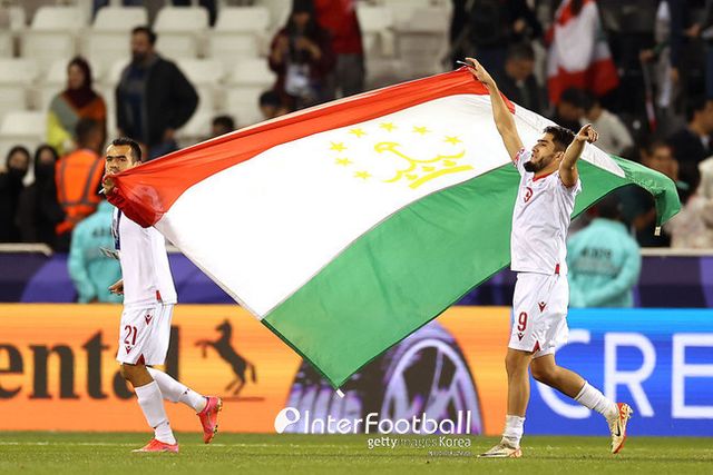 [사진=게티이미지]&nbsp;벤투 감독이 이끄는 UAE는 29일 오전&nbsp;1시 카타르 알라이얀에 위치한 아흐마드 빈 알리 스타디움에서 열린 2023 아시아축구연맹(AFC) 카타르 아시안컵 16강전에서 120분간 1-1 혈투 끝에&nbsp;승부차기에 돌입했다. 하지만 3-5로 패하며&nbsp;8강 진출이 좌절됐다.