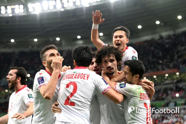 [사진=게티이미지]&nbsp;벤투 감독이 이끄는 UAE는 29일 오전&nbsp;1시 카타르 알라이얀에 위치한 아흐마드 빈 알리 스타디움에서 열린 2023 아시아축구연맹(AFC) 카타르 아시안컵 16강전에서 120분간 1-1 혈투 끝에&nbsp;승부차기에 돌입했다. 하지만 3-5로 패하며&nbsp;8강 진출이 좌절됐다.