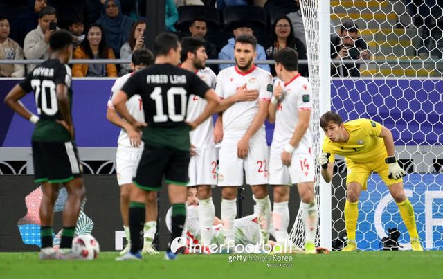 [사진=게티이미지]&nbsp;벤투 감독이 이끄는 UAE는 29일 오전&nbsp;1시 카타르 알라이얀에 위치한 아흐마드 빈 알리 스타디움에서 열린 2023 아시아축구연맹(AFC) 카타르 아시안컵 16강전에서 120분간 1-1 혈투 끝에&nbsp;승부차기에 돌입했다. 하지만 3-5로 패하며&nbsp;8강 진출이 좌절됐다.