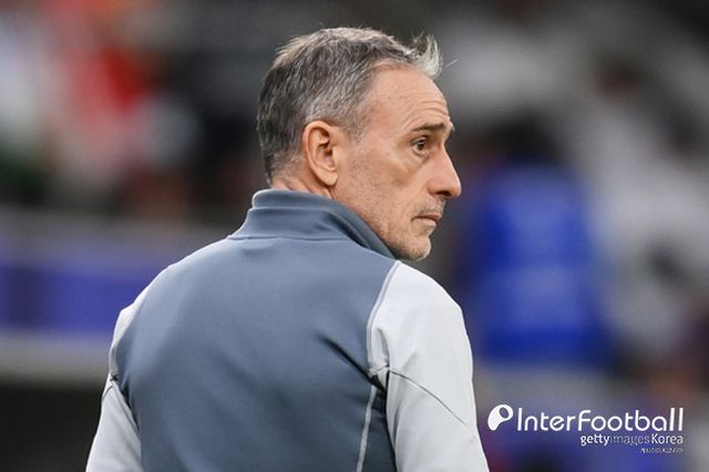 [사진=게티이미지]&nbsp;벤투 감독이 이끄는 UAE는 29일 오전&nbsp;1시 카타르 알라이얀에 위치한 아흐마드 빈 알리 스타디움에서 열린 2023 아시아축구연맹(AFC) 카타르 아시안컵 16강전에서 120분간 1-1 혈투 끝에&nbsp;승부차기에 돌입했다. 하지만 3-5로 패하며&nbsp;8강 진출이 좌절됐다. 