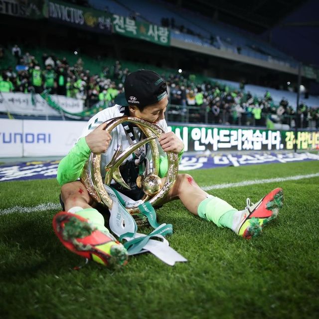 [사진= 백승호 SNS]&nbsp;버밍엄 시티는 30일(이하 한국시간) 구단 홈페이지를 통해 “백승호의 영입을 발표하게 되어 기쁘다. 잉글랜드와 유럽 여러 클럽에서 관심을 받았던 백승호는 2026년 6월까지 세인트 앤드루스에서 뛰는 조건에 합의했다”라고 공식 발표했다.