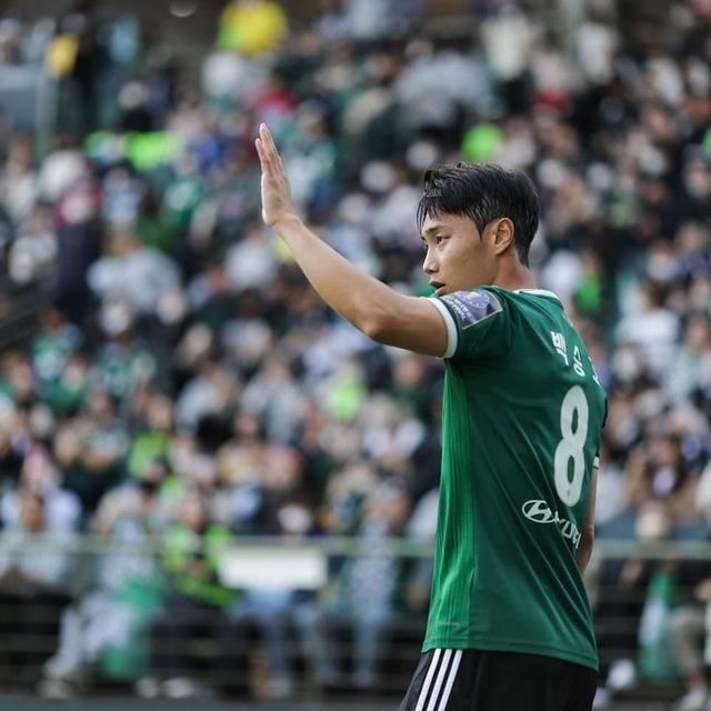 [사진= 백승호 SNS]&nbsp;버밍엄 시티는 30일(이하 한국시간) 구단 홈페이지를 통해 “백승호의 영입을 발표하게 되어 기쁘다. 잉글랜드와 유럽 여러 클럽에서 관심을 받았던 백승호는 2026년 6월까지 세인트 앤드루스에서 뛰는 조건에 합의했다”라고 공식 발표했다.