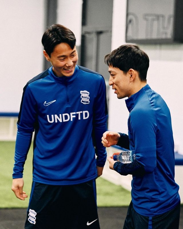 [사진= 버밍엄 시티 SNS]&nbsp;버밍엄 시티는 30일(이하 한국시간) 구단 홈페이지를 통해 “백승호의 영입을 발표하게 되어 기쁘다. 잉글랜드와 유럽 여러 클럽에서 관심을 받았던 백승호는 2026년 6월까지 세인트 앤드루스에서 뛰는 조건에 합의했다”라고 공식 발표했다.