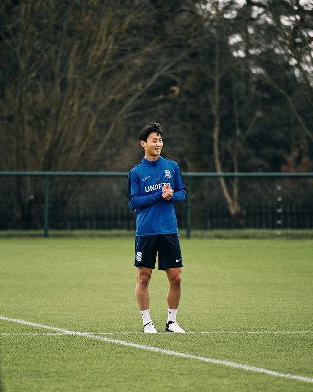 [사진= 버밍엄 시티 SNS]&nbsp;버밍엄 시티는 30일(이하 한국시간) 구단 홈페이지를 통해 “백승호의 영입을 발표하게 되어 기쁘다. 잉글랜드와 유럽 여러 클럽에서 관심을 받았던 백승호는 2026년 6월까지 세인트 앤드루스에서 뛰는 조건에 합의했다”라고 공식 발표했다.