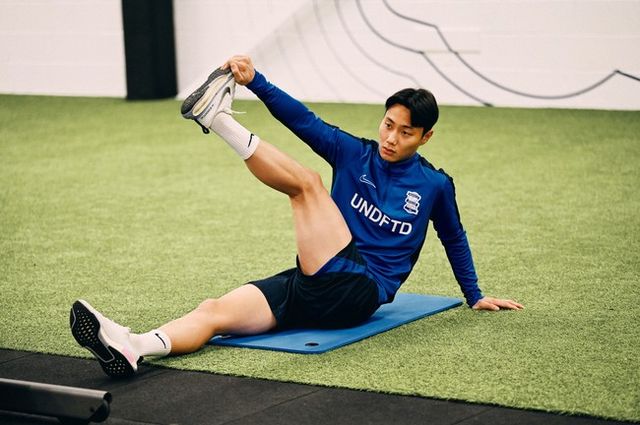 [사진= 버밍엄 시티 SNS]&nbsp;버밍엄 시티는 30일(이하 한국시간) 구단 홈페이지를 통해 “백승호의 영입을 발표하게 되어 기쁘다. 잉글랜드와 유럽 여러 클럽에서 관심을 받았던 백승호는 2026년 6월까지 세인트 앤드루스에서 뛰는 조건에 합의했다”라고 공식 발표했다.