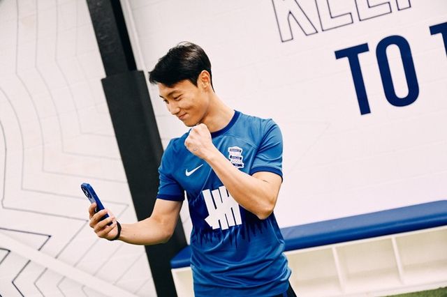 [사진= 버밍엄 시티 SNS]&nbsp;버밍엄 시티는 30일(이하 한국시간) 구단 홈페이지를 통해 “백승호의 영입을 발표하게 되어 기쁘다. 잉글랜드와 유럽 여러 클럽에서 관심을 받았던 백승호는 2026년 6월까지 세인트 앤드루스에서 뛰는 조건에 합의했다”라고 공식 발표했다.