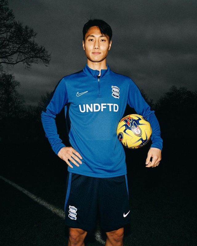 [사진= 버밍엄 시티 SNS]&nbsp;버밍엄 시티는 30일(이하 한국시간) 구단 홈페이지를 통해 “백승호의 영입을 발표하게 되어 기쁘다. 잉글랜드와 유럽 여러 클럽에서 관심을 받았던 백승호는 2026년 6월까지 세인트 앤드루스에서 뛰는 조건에 합의했다”라고 공식 발표했다.