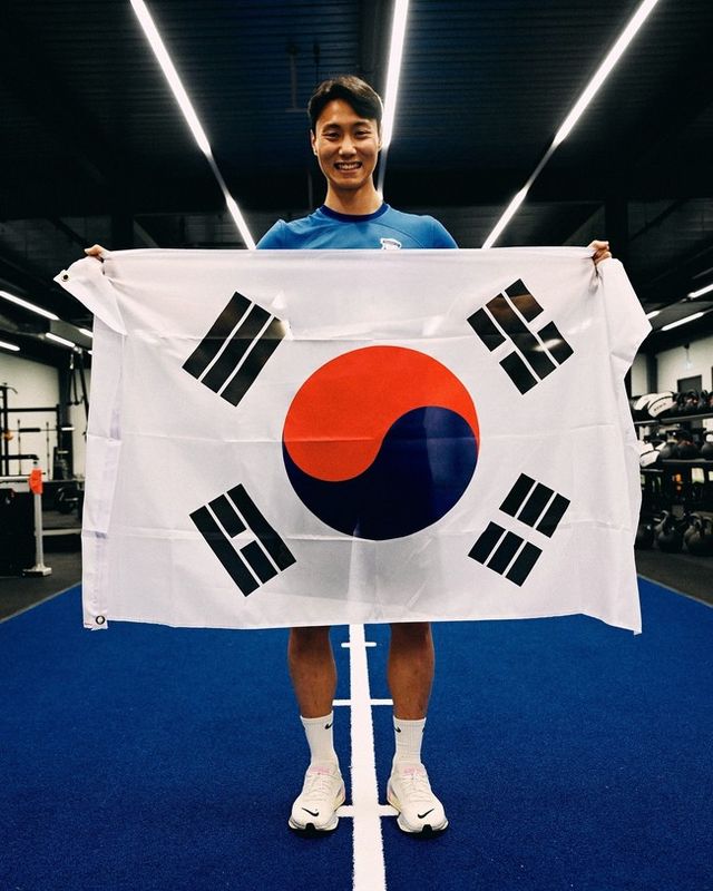 [사진= 버밍엄 시티 SNS]&nbsp;버밍엄 시티는 30일(이하 한국시간) 구단 홈페이지를 통해 “백승호의 영입을 발표하게 되어 기쁘다. 잉글랜드와 유럽 여러 클럽에서 관심을 받았던 백승호는 2026년 6월까지 세인트 앤드루스에서 뛰는 조건에 합의했다”라고 공식 발표했다.