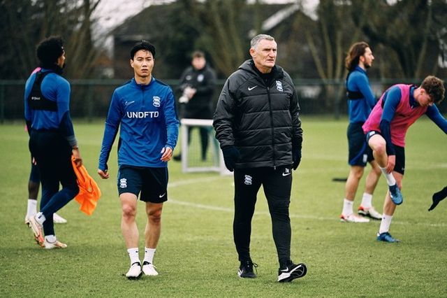 [사진= 버밍엄 시티 SNS]&nbsp;버밍엄 시티는 30일(이하 한국시간) 구단 홈페이지를 통해 “백승호의 영입을 발표하게 되어 기쁘다. 잉글랜드와 유럽 여러 클럽에서 관심을 받았던 백승호는 2026년 6월까지 세인트 앤드루스에서 뛰는 조건에 합의했다”라고 공식 발표했다.