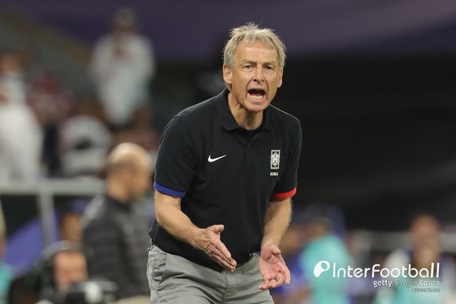 위르겐 클린스만 감독이 쓰리백 카드를 꺼냈다. 풀백 뎁스가 얇은 상황에서 부상과 컨디션 난조가 발생할 가능성을 염두 했더라면, 쓰리백은 '승부수'가 아닌 '옵션'이었어야 했다.[사진=게티 이미지]