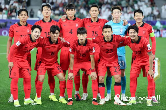 위르겐 클린스만 감독이 쓰리백 카드를 꺼냈다. 풀백 뎁스가 얇은 상황에서 부상과 컨디션 난조가 발생할 가능성을 염두 했더라면, 쓰리백은 '승부수'가 아닌 '옵션'이었어야 했다.[사진=게티 이미지]