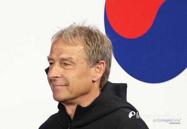 위르겐 클린스만 감독이 쓰리백 카드를 꺼냈다. 풀백 뎁스가 얇은 상황에서 부상과 컨디션 난조가 발생할 가능성을 염두 했더라면, 쓰리백은 '승부수'가 아닌 '옵션'이었어야 했다.[사진=게티 이미지]