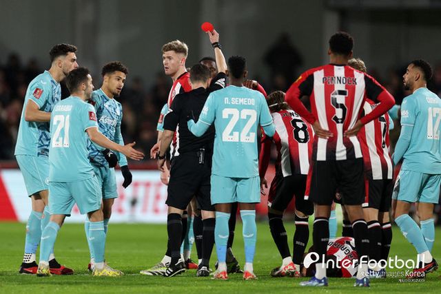 [사진=게티이미지] 주심이 레드카드 대신 빨간 동그라미를 들어 올렸다.