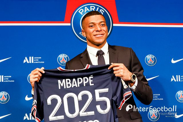 [사진=게티이미지]프랑스 ‘풋 메르카토’의 산티 아우나 기자는 8일&nbsp;“음바페는 레알에 합류한다. 기나긴 드라마가 끝날 것 같다. 레알은 음바페 영입을 위해 계속해서 제안을 보냈다. 음바페는 상황 통제를 원한다. 협상 진전이 이뤄졌고 레알과 합의에 이르렀다”고 알렸다.