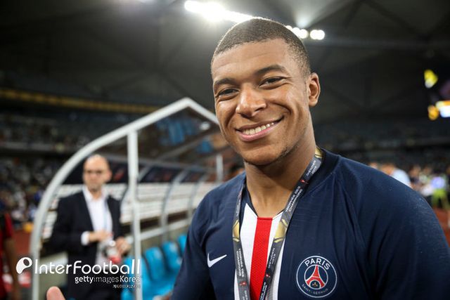 [사진=게티이미지] 프랑스 ‘풋 메르카토’의 산티 아우나 기자는 8일&nbsp;“음바페는 레알에 합류한다. 기나긴 드라마가 끝날 것 같다. 레알은 음바페 영입을 위해 계속해서 제안을 보냈다. 음바페는 상황 통제를 원한다. 협상 진전이 이뤄졌고 레알과 합의에 이르렀다”고 알렸다.