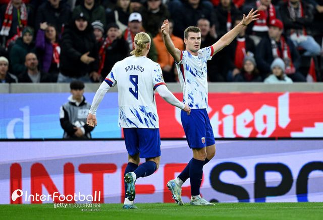 사진=게티 이미지/노르웨이는 14일 오전 3시 45분(한국시간) 오스트리아 린츠에 위치한 라이파이젠 아레나에서 열린 2024-25시즌 유럽축구연맹(UEFA) 네이션스리그(UNL) 리그B 3조 4차전에서 오스트리아에 1-5로 패배했다. 경기후 엘링 홀란드는 인터뷰를 지나쳤고 이에 대해 사과했다.