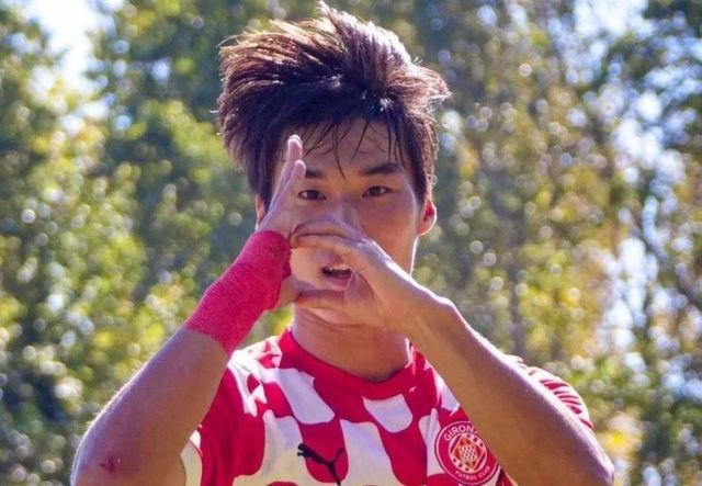 사진=스포르트/지로나는 20일 오전 1시 30분(한국시간) 스페인 지로나에 위치한 에스타디 무니시팔 데 몬틸라비에서 열린 2024-25시즌 스페인 라리가 10라운드에서 레알 소시에다드에 0-1로 패배했다.&nbsp;김민수가 라리가에서 데뷔하면서 8번째 코리안리거가 탄생했다.