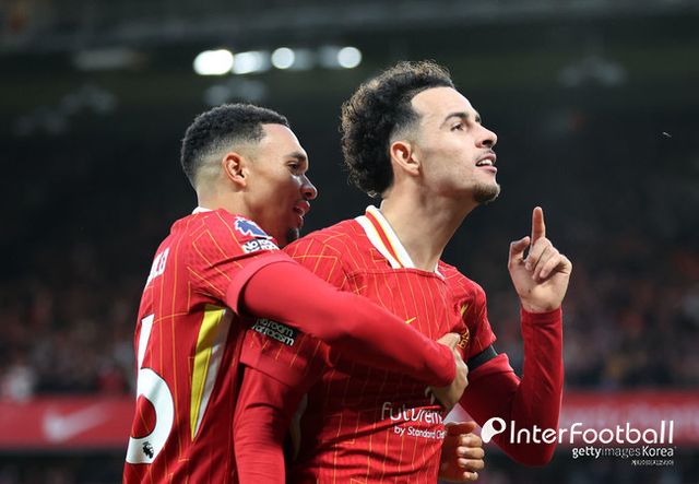 사진=게티 이미지/리버풀은 21일 오전 0시 30분(한국시간) 영국 리버풀에 위치한 안필드에서 열린 2024-25시즌 프리미어리그 8라운드에서 첼시에 2-1로 승리했다. 이로써 리버풀은 승점 21점(7승 1패)으로 1위, 첼시는 승점 14점(4승 2무 2패)으로 6위가 됐다.