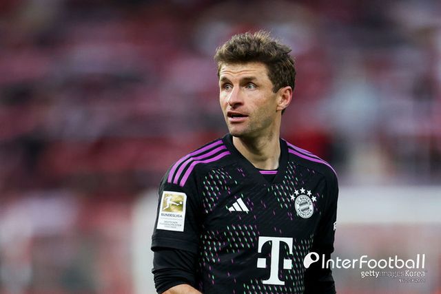 사진=게티 이미지/독일 매체 '빌트'는 22일(한국시간) "뮐러의 결혼을 둘러싸고 새로운 소문이 돌고 있다. 바이에른 뮌헨은 유럽축구연맹(UEFA) 챔피언스리그(UCL)에서 바르셀로나와 중요한 경기를 앞두고 있다. 경기 전 뮐러에 대한 결별설이 등장했다"라고 보도했다. ‘빌트’가 뮐러의 이혼을 예상한 이유는 뮐러가 그의 아내와 SNS 팔로우를 끊었기 때문이다.