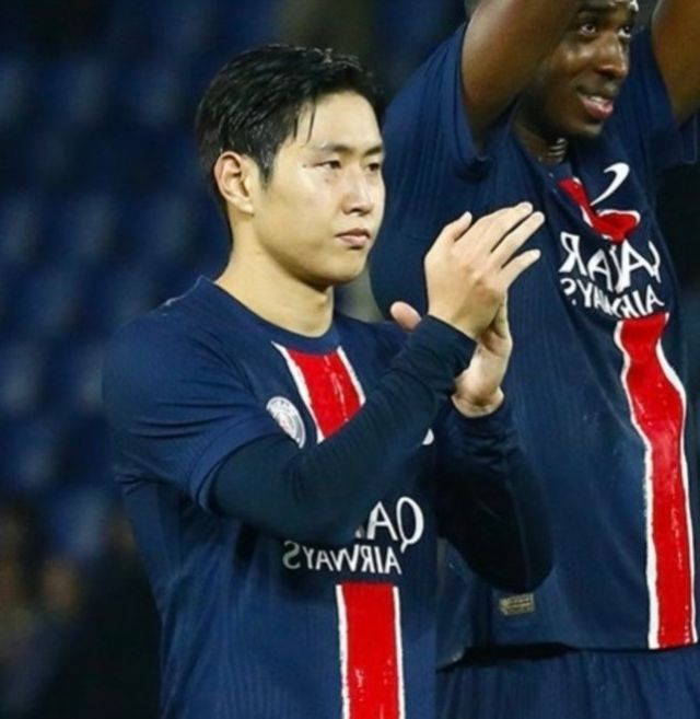 사진=파리 생제르맹(PSG)/PSG는 23일 오전 4시(한국시간) 프랑스 파리에 위치한 파르크 데 프랭스에서 열리는 2024-25시즌 유럽축구연맹(UEFA) 챔피언스리그(UCL) 리그 페이즈 3라운드에서 PSV 에인트호번과 맞대결을 펼친다. 이강인은 사전 기자회견에 PSG 대표 선수로 참석했다.