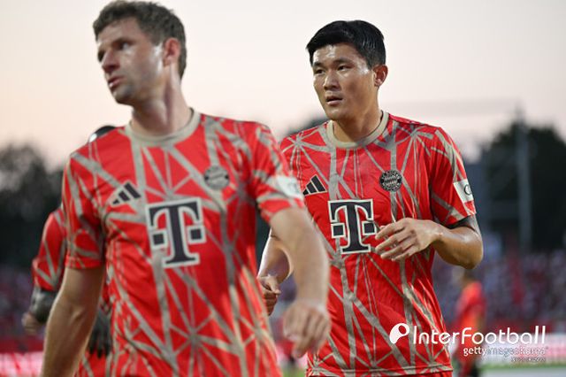 사진=게티 이미지/독일 매체 '빌트'는 22일(한국시간) "뮐러의 결혼을 둘러싸고 새로운 소문이 돌고 있다. 바이에른 뮌헨은 유럽축구연맹(UEFA) 챔피언스리그(UCL)에서 바르셀로나와 중요한 경기를 앞두고 있다. 경기 전 뮐러에 대한 결별설이 등장했다"라고 보도했다. ‘빌트’가 뮐러의 이혼을 예상한 이유는 뮐러가 그의 아내와 SNS 팔로우를 끊었기 때문이다.