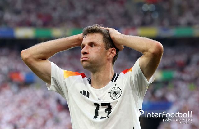 사진=게티 이미지/독일 매체 '빌트'는 22일(한국시간) "뮐러의 결혼을 둘러싸고 새로운 소문이 돌고 있다. 바이에른 뮌헨은 유럽축구연맹(UEFA) 챔피언스리그(UCL)에서 바르셀로나와 중요한 경기를 앞두고 있다. 경기 전 뮐러에 대한 결별설이 등장했다"라고 보도했다. ‘빌트’가 뮐러의 이혼을 예상한 이유는 뮐러가 그의 아내와 SNS 팔로우를 끊었기 때문이다.