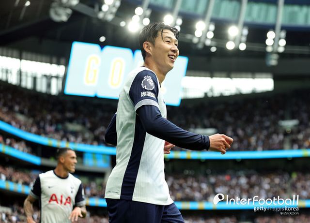 사진=게티 이미지/폰세카 감독은 “최근 축구에서 모든 선수는 공격과 수비를 할 줄 알아야 한다”라고 이야기했다. 그러면서 “우리 팀에는 그런 선수들이 많다. 다른 팀들도 마찬가지다. 손흥민이 예시다. 손흥민은 박스 투 박스 선수다. 이 표현은 중앙 미드필더와 관련이 있지만 모두가 박스 투 박스 선수다”라고 전했다.