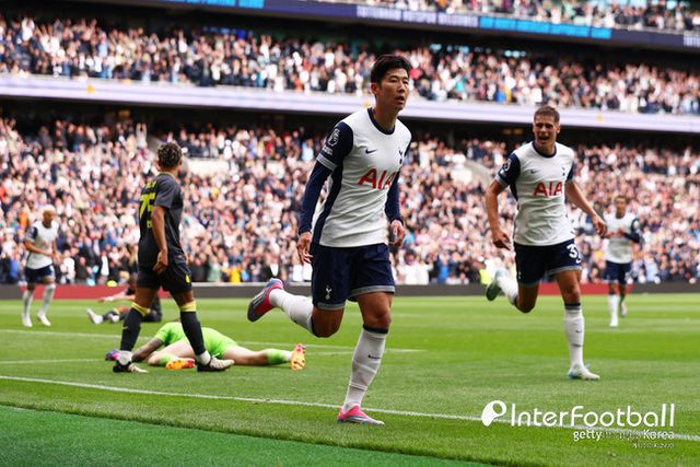 사진=게티 이미지/폰세카 감독은 “최근 축구에서 모든 선수는 공격과 수비를 할 줄 알아야 한다”라고 이야기했다. 그러면서 “우리 팀에는 그런 선수들이 많다. 다른 팀들도 마찬가지다. 손흥민이 예시다. 손흥민은 박스 투 박스 선수다. 이 표현은 중앙 미드필더와 관련이 있지만 모두가 박스 투 박스 선수다”라고 전했다.