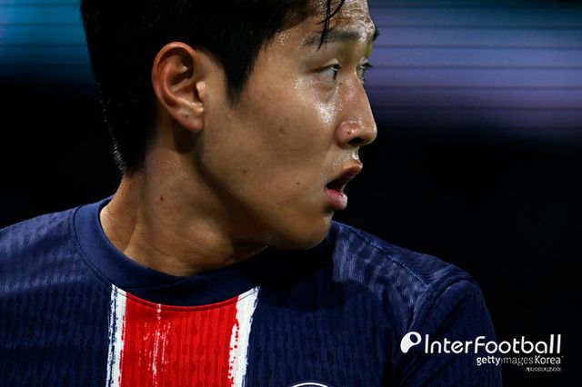 사진=게티 이미지/PSG는 23일 오전 4시(한국시간) 프랑스 파리에 위치한 파르크 데 프랭스에서 열리는 2024-25시즌 유럽축구연맹(UEFA) 챔피언스리그(UCL) 리그 페이즈 3라운드에서 PSV 에인트호번과 맞대결을 펼친다. 이강인은 사전 기자회견에 PSG 대표 선수로 참석했다.