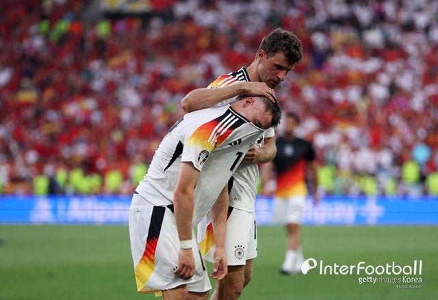 사진=게티 이미지/독일 매체 '빌트'는 22일(한국시간) "뮐러의 결혼을 둘러싸고 새로운 소문이 돌고 있다. 바이에른 뮌헨은 유럽축구연맹(UEFA) 챔피언스리그(UCL)에서 바르셀로나와 중요한 경기를 앞두고 있다. 경기 전 뮐러에 대한 결별설이 등장했다"라고 보도했다. ‘빌트’가 뮐러의 이혼을 예상한 이유는 뮐러가 그의 아내와 SNS 팔로우를 끊었기 때문이다.