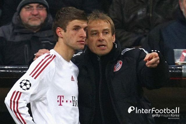 사진=게티 이미지/독일 매체 '빌트'는 22일(한국시간) "뮐러의 결혼을 둘러싸고 새로운 소문이 돌고 있다. 바이에른 뮌헨은 유럽축구연맹(UEFA) 챔피언스리그(UCL)에서 바르셀로나와 중요한 경기를 앞두고 있다. 경기 전 뮐러에 대한 결별설이 등장했다"라고 보도했다. ‘빌트’가 뮐러의 이혼을 예상한 이유는 뮐러가 그의 아내와 SNS 팔로우를 끊었기 때문이다.