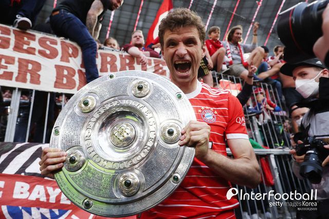 사진=게티 이미지/독일 매체 '빌트'는 22일(한국시간) "뮐러의 결혼을 둘러싸고 새로운 소문이 돌고 있다. 바이에른 뮌헨은 유럽축구연맹(UEFA) 챔피언스리그(UCL)에서 바르셀로나와 중요한 경기를 앞두고 있다. 경기 전 뮐러에 대한 결별설이 등장했다"라고 보도했다. ‘빌트’가 뮐러의 이혼을 예상한 이유는 뮐러가 그의 아내와 SNS 팔로우를 끊었기 때문이다.