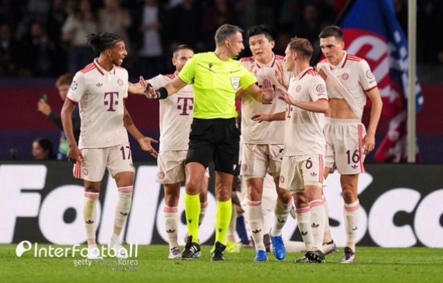 사진=게티 이미지/페르민&nbsp;로페스는 “그게 파울이었나? 김민재가 쉽게 날아가기엔 그는 너무 무겁다”라고 이야기했다.