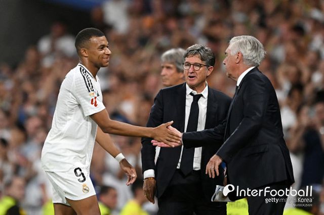 사진=게티 이미지/레알 마드리드와 바르셀로나는 27일 오전 4시(이하 한국시간) 스페인 마드리드에 위치한 산티아고 베르나베우에서 열리는 2024-25시즌 스페인 라리가 11라운드에서 맞대결을 펼친다. 현재 레알 마드리드는 승점 24점(7승 3무)으로 2위, 바르셀로나는 승점 27점(9승 1패)으로 1위에 위치해 있다.