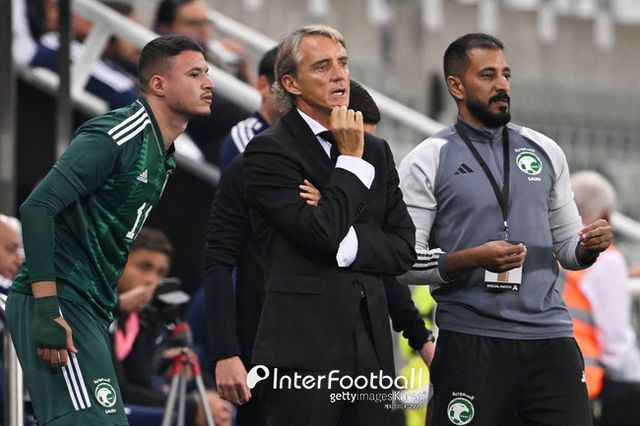 사진=게티 이미지/'미러'는&nbsp;“만치니 감독은 축구계에서 가장 높은 급여를 받는 감독으로 알려졌다. 그가 세금 공제 후 연봉 2,150만 파운드(약 387억 원)를 받는다는 보도가 있었다. 그의 계약이 3년 정도 남은 상황에서 사우디아라비아에서 경질되면서 막대한 재산을 벌게 됐다. 그의 연봉을 기준으로 보면 6,500만 파운드(약 1,171억 원)에 달할 가능성이 있다”라고 설명했다.