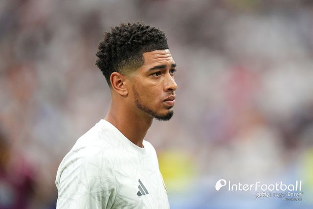 사진=게티 이미지/레알 마드리드와 바르셀로나는 27일 오전 4시(이하 한국시간) 스페인 마드리드에 위치한 산티아고 베르나베우에서 열리는 2024-25시즌 스페인 라리가 11라운드에서 맞대결을 펼친다. 현재 레알 마드리드는 승점 24점(7승 3무)으로 2위, 바르셀로나는 승점 27점(9승 1패)으로 1위에 위치해 있다.