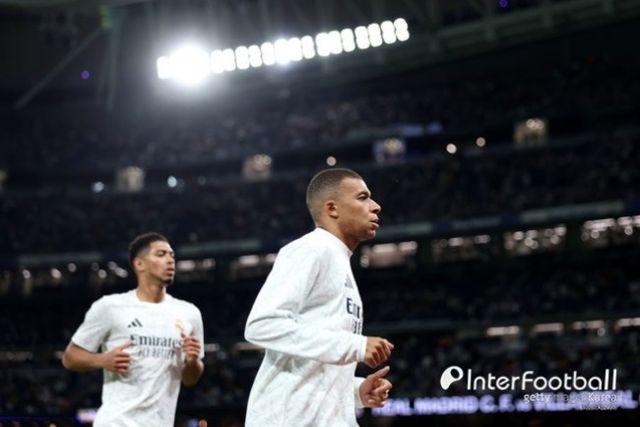 사진=게티 이미지/레알 마드리드와 바르셀로나는 27일 오전 4시(이하 한국시간) 스페인 마드리드에 위치한 산티아고 베르나베우에서 열리는 2024-25시즌 스페인 라리가 11라운드에서 맞대결을 펼친다. 현재 레알 마드리드는 승점 24점(7승 3무)으로 2위, 바르셀로나는 승점 27점(9승 1패)으로 1위에 위치해 있다.