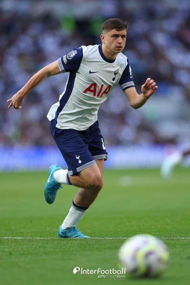 사진=게티 이미지/무어의 활약에 동료들도 칭찬을 아끼지 않았다. 제임스 매디슨은 “나는 좌측면에 네이마르가 있는 줄 알았다”라며 최고의 칭찬을 남겼다. 네이마르는 드리블의 대명사로 불릴 만큼 기술이 뛰어난 선수다. 그만큼 무어의 돌파가 좋았다는 뜻이다.