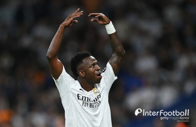 사진=게티 이미지/레알 마드리드와 바르셀로나는 27일 오전 4시(이하 한국시간) 스페인 마드리드에 위치한 산티아고 베르나베우에서 열리는 2024-25시즌 스페인 라리가 11라운드에서 맞대결을 펼친다. 현재 레알 마드리드는 승점 24점(7승 3무)으로 2위, 바르셀로나는 승점 27점(9승 1패)으로 1위에 위치해 있다.