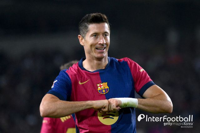 사진=게티 이미지/레알 마드리드와 바르셀로나는 27일 오전 4시(이하 한국시간) 스페인 마드리드에 위치한 산티아고 베르나베우에서 열리는 2024-25시즌 스페인 라리가 11라운드에서 맞대결을 펼친다. 현재 레알 마드리드는 승점 24점(7승 3무)으로 2위, 바르셀로나는 승점 27점(9승 1패)으로 1위에 위치해 있다.